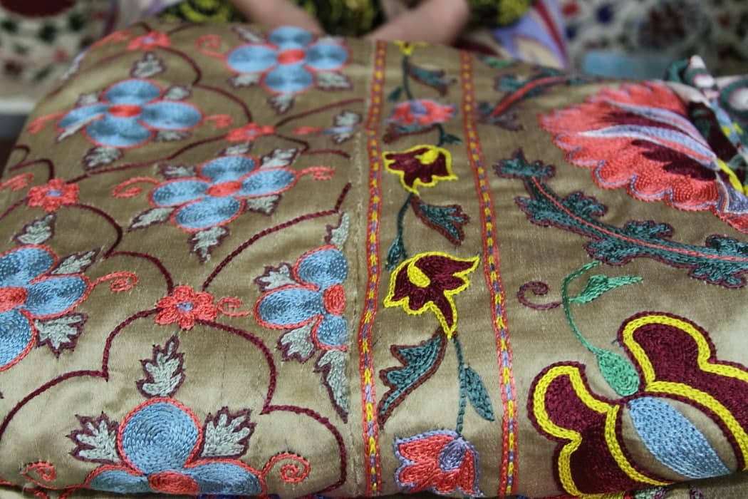 Волшебные узоры: как создается узбекское сюзане