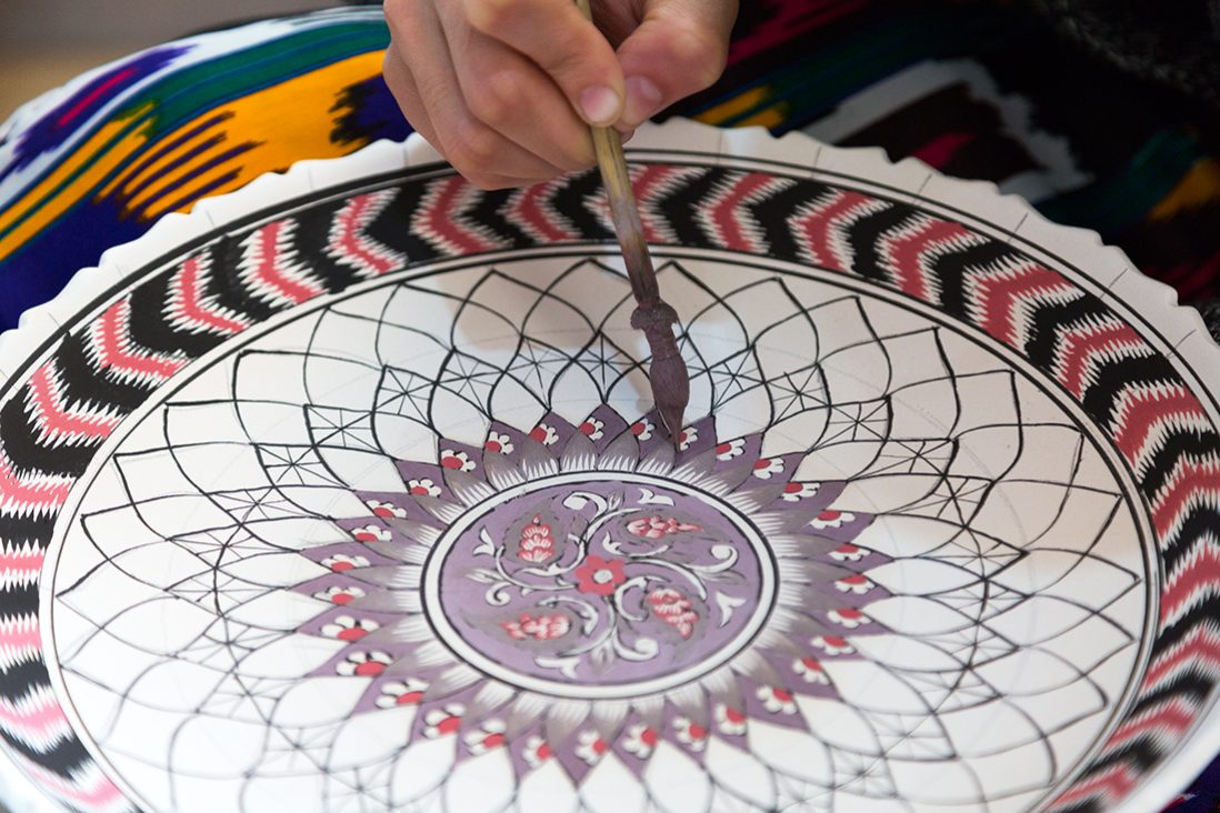 Узбекистан: как рождается яркая керамика