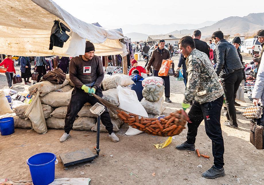 Воскресный базар в поселке Ана-Муна