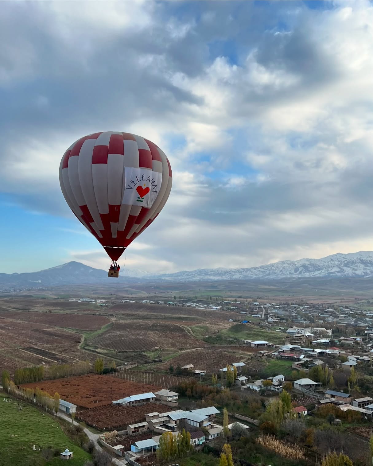 На большом воздушном шаре: парящее утро над холмами Самсарака