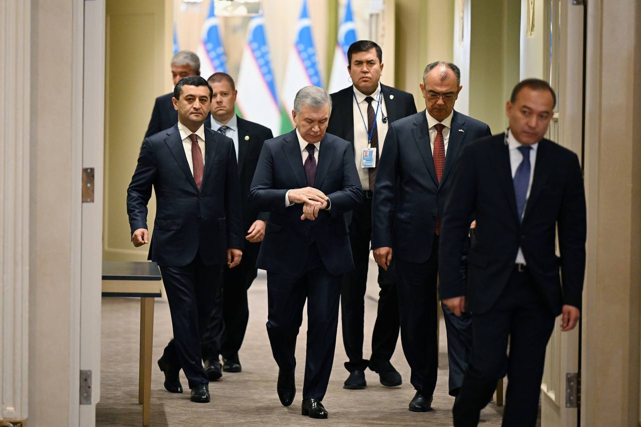 Две стороны одной системы: триумф в Нью-Йорке и предсказуемый сбой в Ташкенте